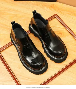 Detalle de botines Chelsea de hombre en charol negro con suelas de plataforma