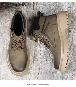Vue détaillée de dessus et de côté des bottines Martin vert olive avec semelle en caoutchouc