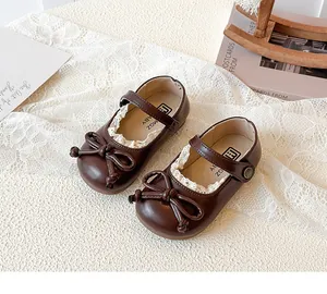 Scarpe Mary Jane eleganti marroni per bambina con fiocco e bordo in pizzo delicato