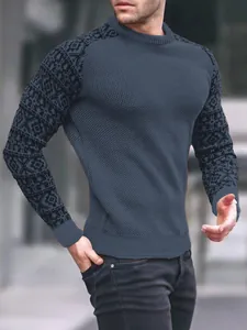 Detailansicht eines blauen Langarm-T-Shirts für Herren mit Waffelstrick und Ärmelmustern