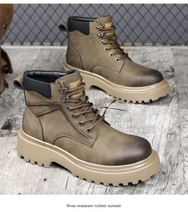 Vue détaillée de la semelle en caoutchouc résistante de ces bottes Martin d'hiver