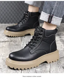 Vue détaillée de bottines Martin en cuir noir avec semelle épaisse en caoutchouc kaki
