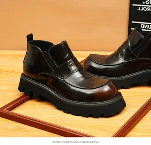 Primer plano de botas Chelsea de cuero para hombre con suela de plataforma gruesa de calidad