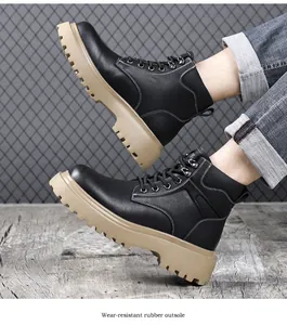 Vue détaillée de bottes de travail en cuir noir avec une semelle extérieure en caoutchouc épais