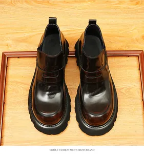 Vista detallada de botas de cuero para hombre de estilo británico en marrón retro