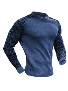 Detail eines blauen Waffelstrick-Shirts mit gemusterten Ärmeln und Rippbündchen