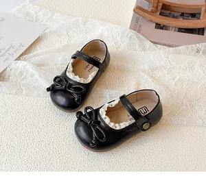 Vista dettagliata di scarpe Mary Jane nere per bambine con fiocco e finiture in pizzo