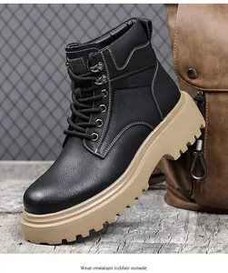Vue détaillée des bottines Martin noires avec une semelle en caoutchouc épaisse.