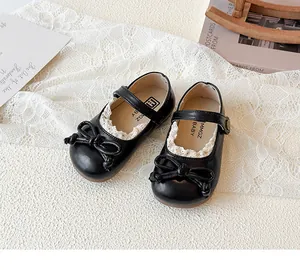 Vista dettagliata delle scarpe Mary Jane nere da bambina con fiocco e bordo in pizzo
