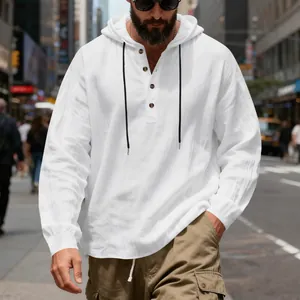 Detailansicht eines weißen Herren-Leinen-Henley-Hoodies mit Knöpfen und Kapuze