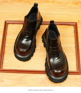Vista detallada de botas premium de cuero marrón brillante sobre un marco rústico