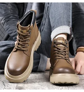 Vue détaillée de bottines de travail marron pour hommes avec semelle crantée épaisse
