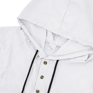 Nahaufnahme eines weißen Leinen-Henley-Hoodies für Herren mit Knöpfen und Stoffstruktur.
