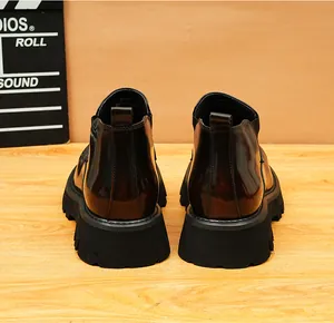 Vista posterior detallada de botines Chelsea para hombre en cuero brillante con suela de plataforma.