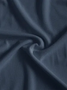 Detailansicht eines dunkelblauen Waffelstrickstoffs für schwere Herren-T-Shirts