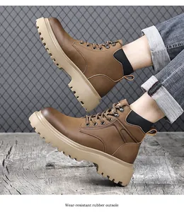 Vue détaillée des bottes de travail Martin marron avec semelle en caoutchouc résistant