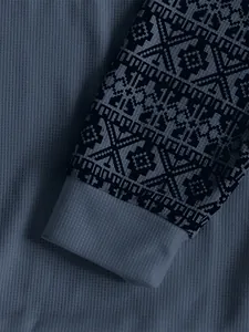 Makro-Detailaufnahme der Textur eines schweren Waffelstrick-Langarmshirts für Herren mit Muster
