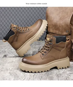 Détail de bottes Martin en cuir marron avec une semelle épaisse en caoutchouc résistant.