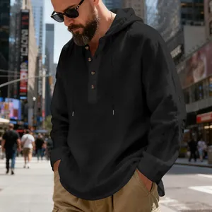 Nahaufnahme eines schwarzen Henley-Kapuzenpullovers aus Leinen für Herren mit Knöpfen