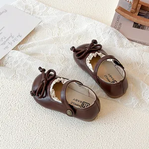 Eleganti scarpe da principessa in pelle marrone per bambine con fiocco e bordo in pizzo