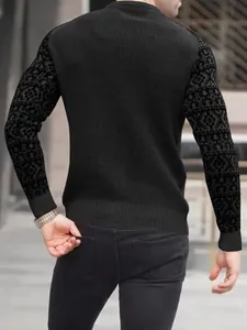Rückansicht eines schwarzen Waffelstrickpullovers für Herren mit gemusterten Ärmeln