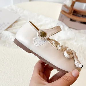 Scarpe Mary Jane bianco crema da bambina con fiocco e pizzo, suola morbida elegante