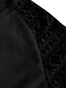 Detailansicht eines schweren schwarzen Waffelstrick-Herren-T-Shirts mit geometrischem Ärmel