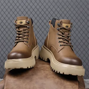 Bottines de travail en cuir marron avec semelles compensées et design classique à lacets