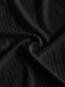 Nahaufnahme der schweren schwarzen Waffelstrick-Stofftextur für Herren-T-Shirts.