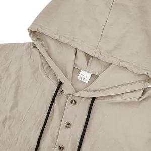 Detail eines Leinen-Kapuzenpullovers für Herren mit Henley-Kragen und Kordelzug.