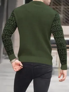 Detaillierte Rückansicht eines grünen Waffelstrickpullovers für Herren mit Muster