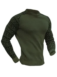 Detailansicht eines olivgrünen Waffelstrick-Herren-T-Shirts mit gemusterten Ärmeln.
