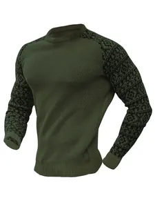 Detailansicht des olivgrünen Waffelstrickpullovers für Herren mit schwarzen Musterärmeln.