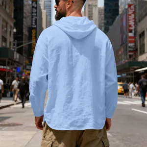 Nahaufnahme des hellblauen Leinen-Hoodies von hinten mit Kapuze und atmungsaktivem Stoff