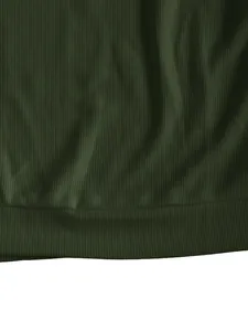 Nahaufnahme des dunkelgrünen, schweren Waffelstrickstoffs mit Details zu Textur und Saum