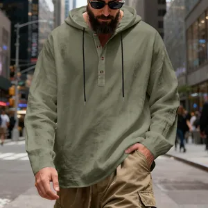 Detailaufnahme des olivgrünen Herren-Leinen-Kapuzen-Henleyshirts mit strukturierter Optik