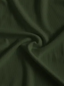 Detaillierte Makroansicht von dunkelgrünem schwerem Waffelstrickstoff mit Premium-Textur