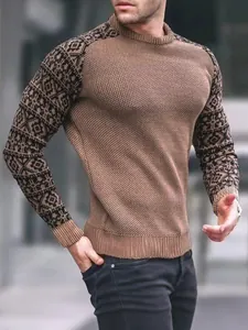 Nahaufnahme eines Herren-Waffelstrickpullovers mit geometrisch gemusterten Ärmeln.