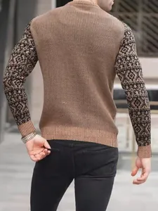 Rückansicht eines braunen Herren-Strickpullovers mit gemusterten Ärmeln und Waffelstruktur