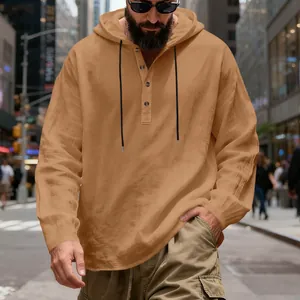 Nahaufnahme der atmungsaktiven Leinen-Henley-Kapuzenpullover für Herren in Camel.