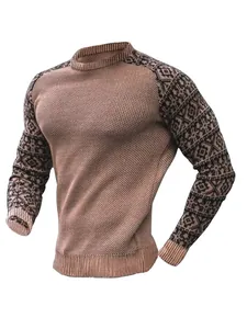 Detailansicht eines schweren Waffelstrick-Pullovers für Herren mit gemusterten Ärmeln