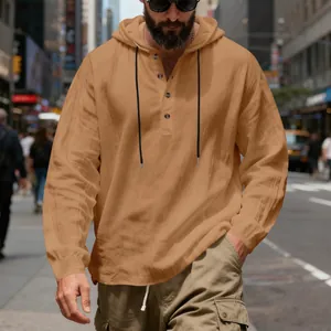 Detailansicht eines braunen Leinen-Kapuzen-Henleyshirts für Herren mit Holzknöpfen.