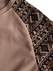 Detail des Waffelstrick-T-Shirts für Herren mit geometrischem Muster am Raglanärmel.