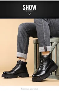Primer plano de botas de trabajo de cuero negro para hombre con suela de caucho