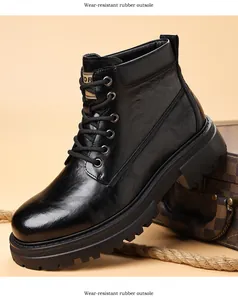 Vista lateral detallada de botas de trabajo de cuero negro con suela de goma duradera