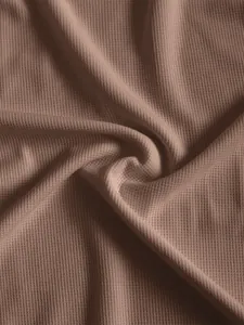 Makro-Texturdetail des schweren Waffelstrickstoffs für Langarmshirts für Herren