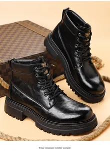 Detalle de botas de trabajo de invierno negras para hombre con suela de goma resistente.
