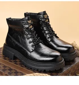 Vista macro detallada de botas de trabajo de cuero negro sobre una maleta de cuadros