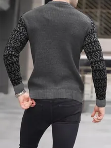 Grauer Herren-Waffelstrickpullover mit gemusterten Ärmeln, Ansicht von hinten.