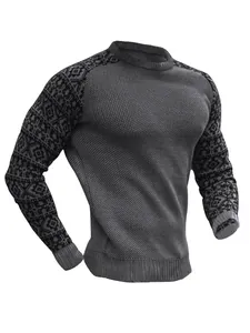 Detailansicht eines schweren Herren-Waffelstrickpullovers mit geometrischem Muster